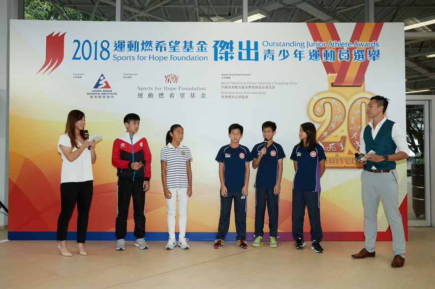 <p>A group of athletes aged at 12 and 13 including (from left) Law Pak-ki (Squash), Chan Cheuk-ying (Finswimming) and Yam Tsz-kin, Yam Tsz-hong and Chan Wing-yin (Korfball) shared their feelings of being awarded.</p>
